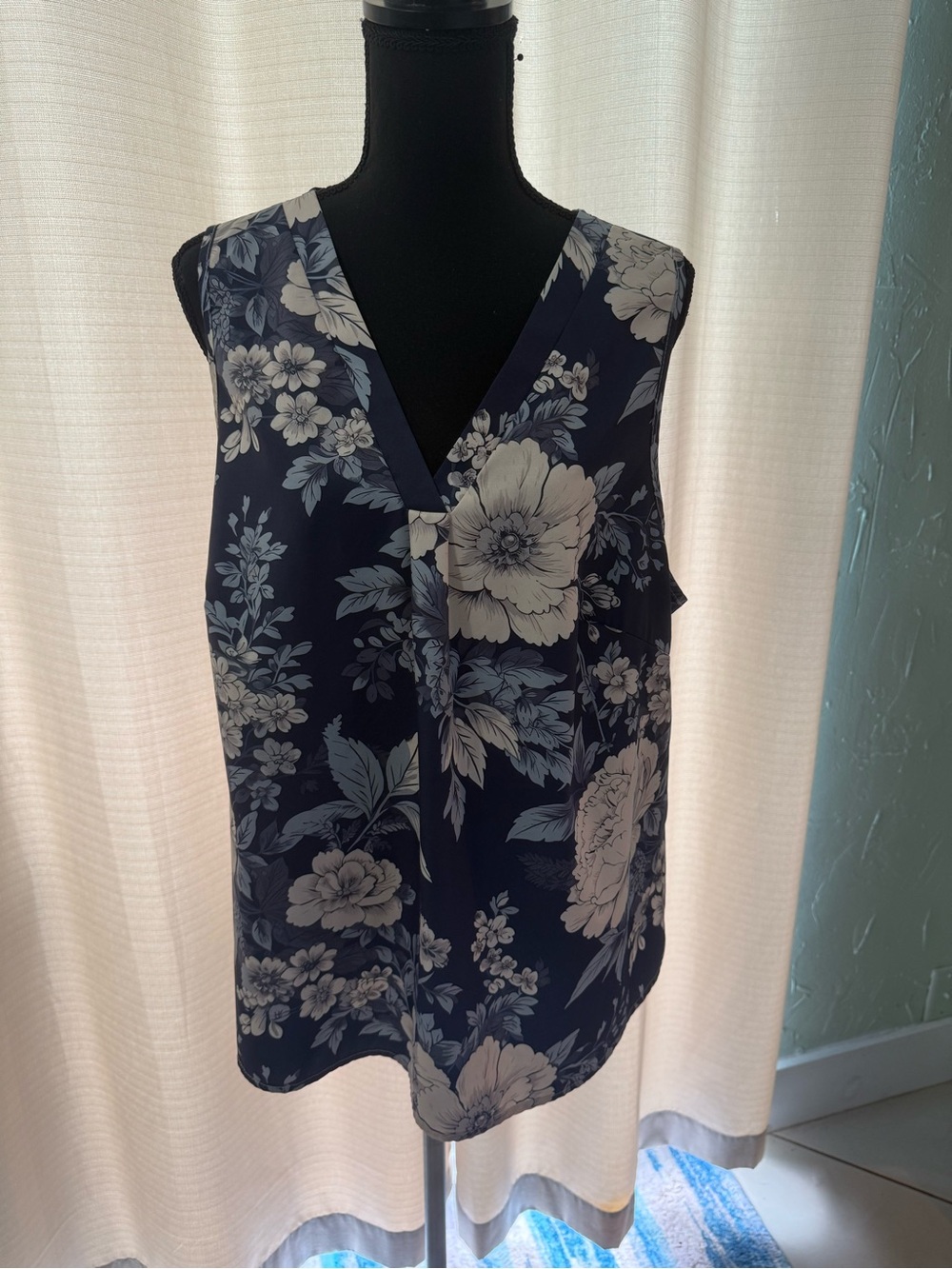 SHEIN Navy Blue Floral V-Neck Sleeveless Camisole Top